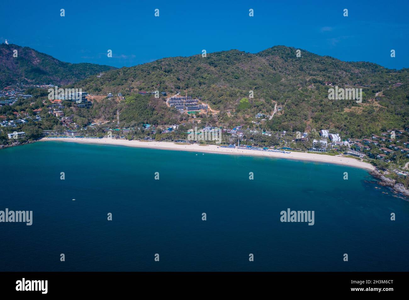 Vista aerea dell'area tropicale di Kata noi Beach a Phuket Foto Stock