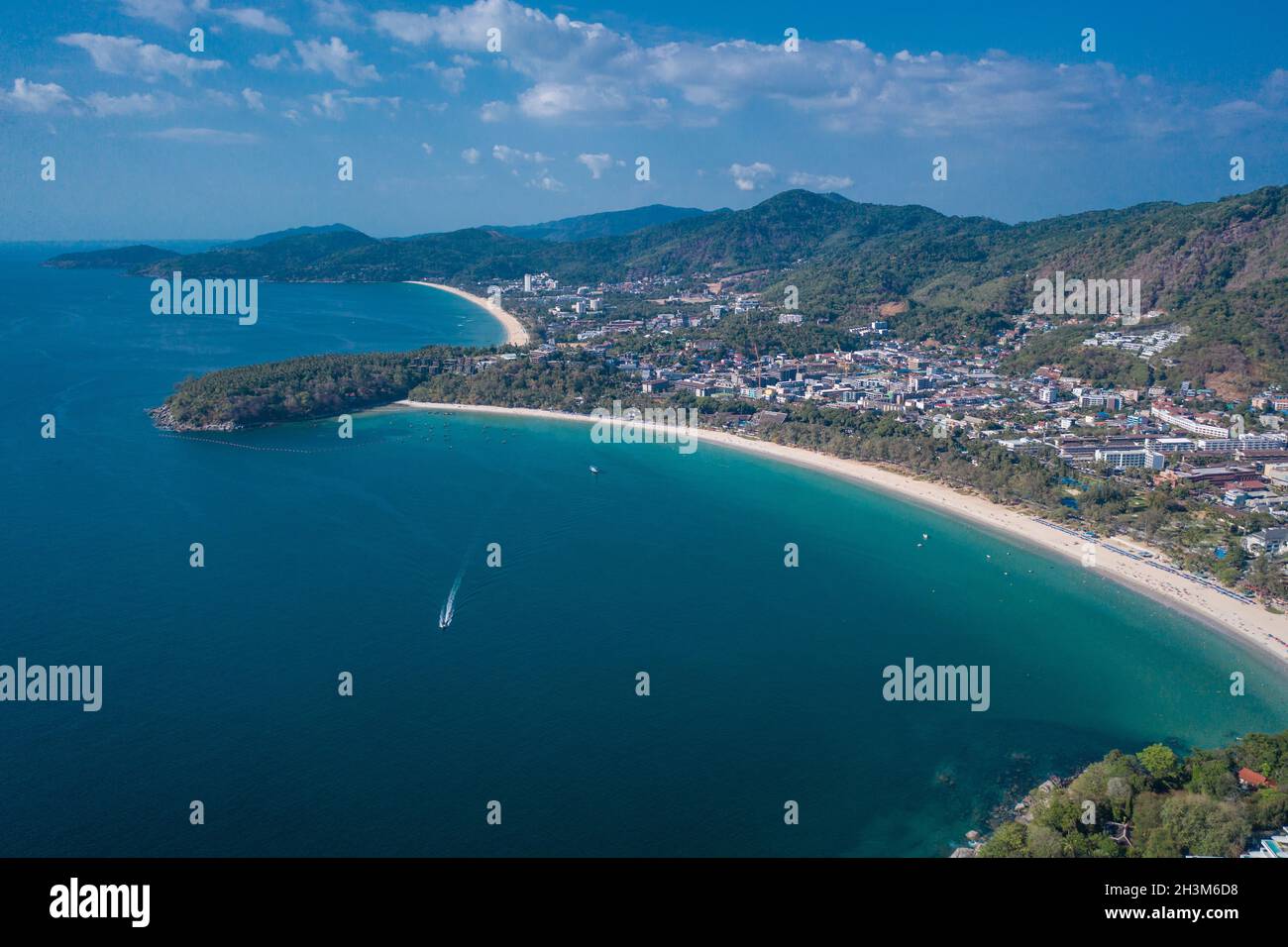 Vista aerea dell'area tropicale di Kata noi Beach a Phuket Foto Stock