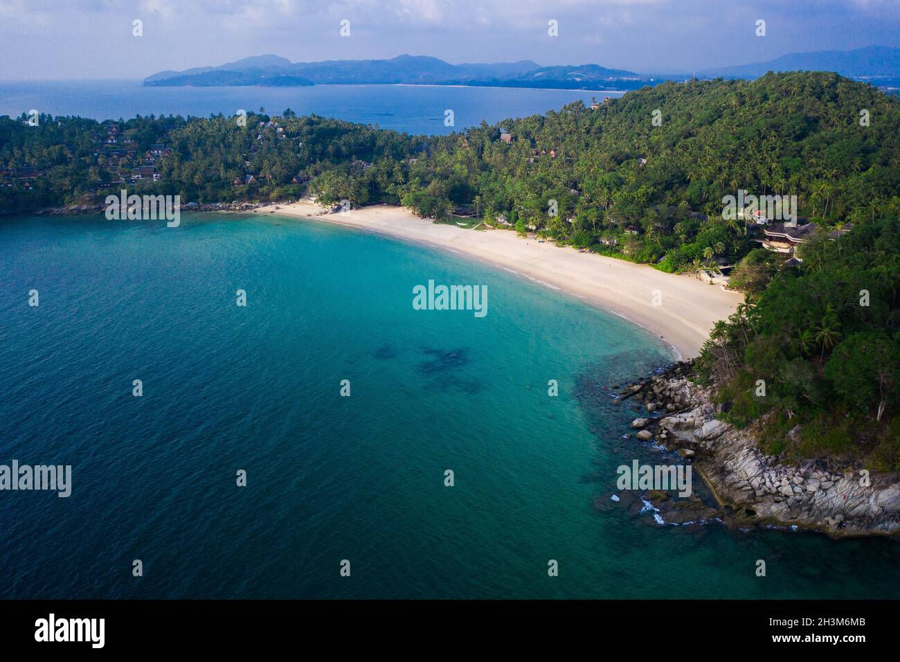 Vista aerea del drone della spiaggia tropicale vuota di Surin a Phuket Foto Stock
