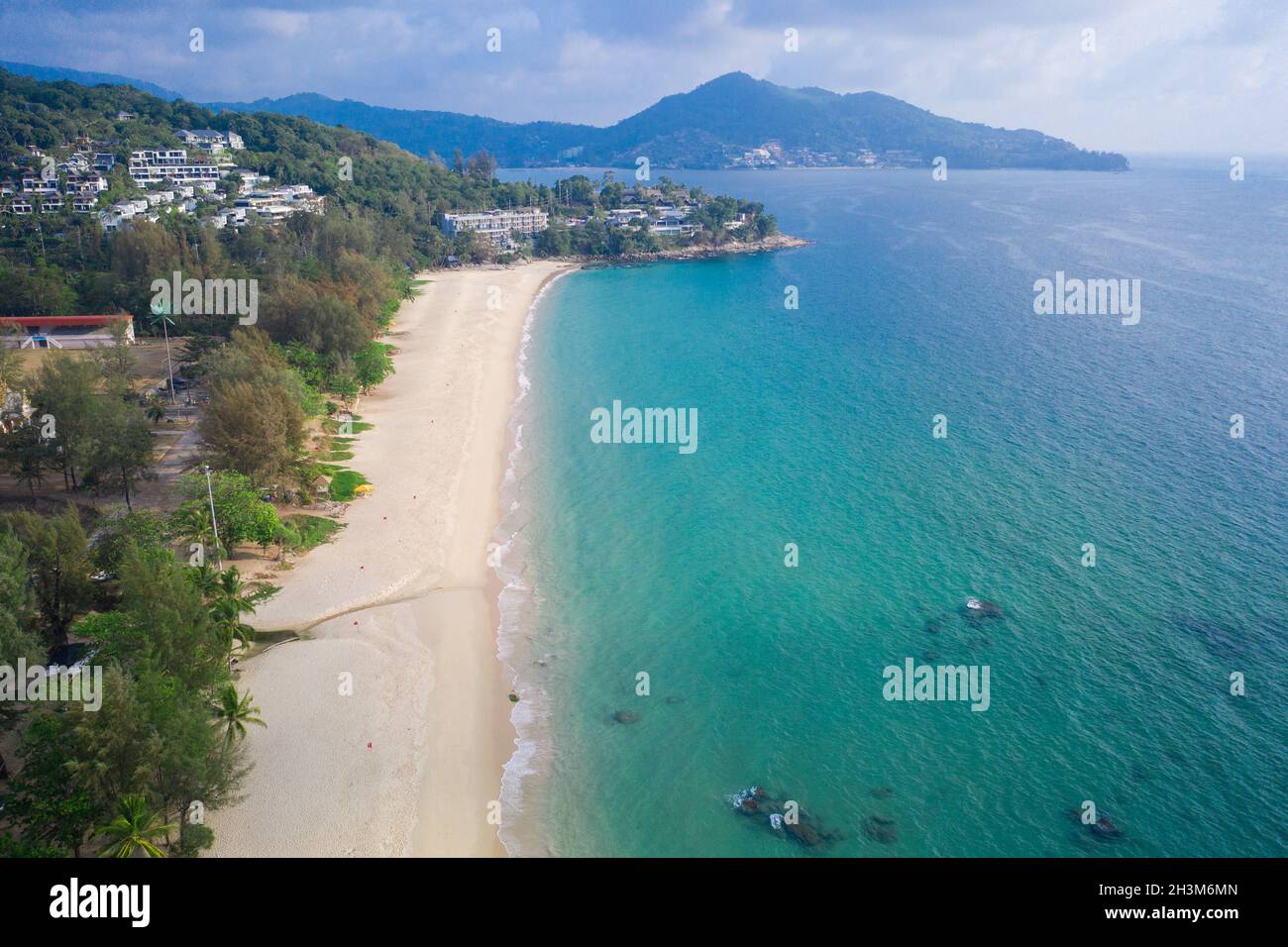 Vista aerea del drone della spiaggia tropicale vuota di Surin a Phuket Foto Stock