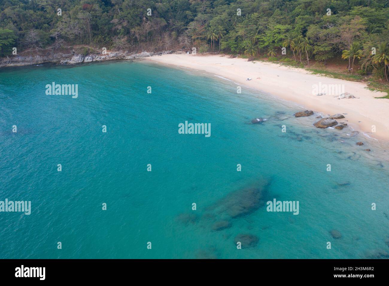 Vista aerea di spiaggia tropicale vuota con acque turchesi del mare e rocce Foto Stock