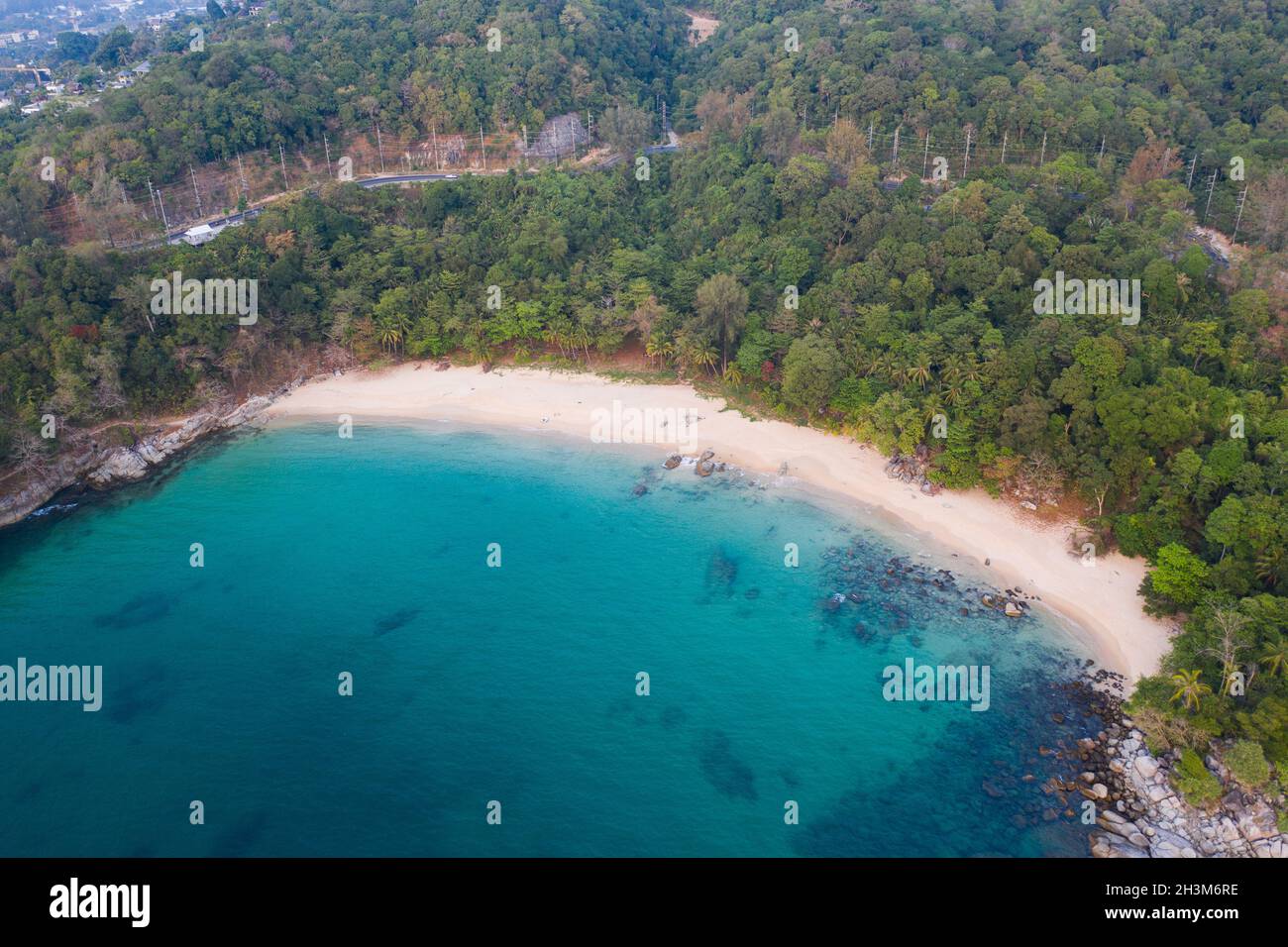 Vista aerea di spiaggia tropicale vuota con acque turchesi del mare e rocce Foto Stock