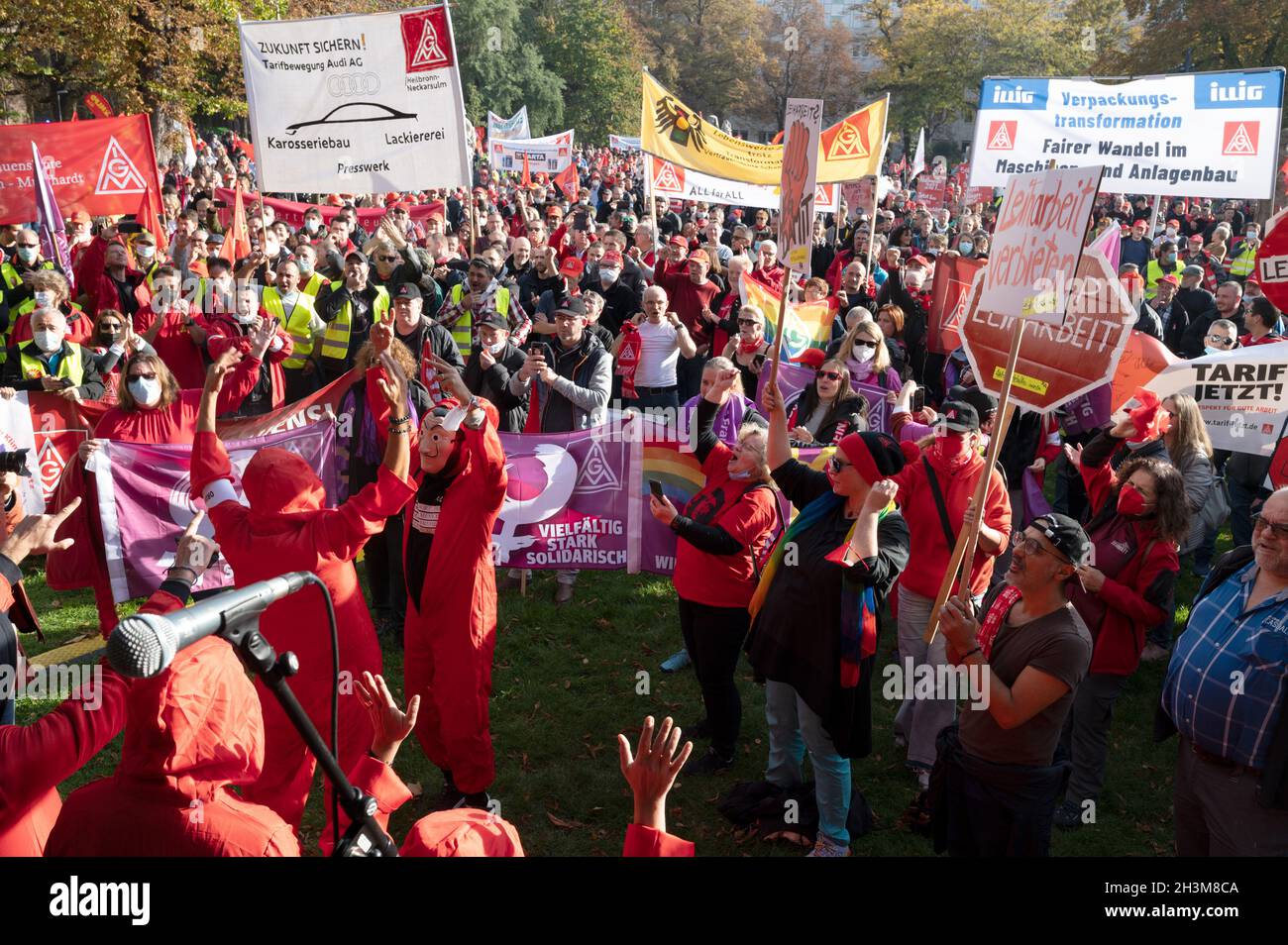 Stoccarda, Germania. 29 ottobre 2021. Dimostranti alla giornata d'azione nazionale di IG Metall per una 'politica industriale equa e socio-ecologica' con striscioni che dicono 'Ban lavoro temporaneo' e 'cambiamento giusto in ingegneria meccanica e impiantistica'. Credit: Bernd Weißbrod/dpa/Alamy Live News Foto Stock