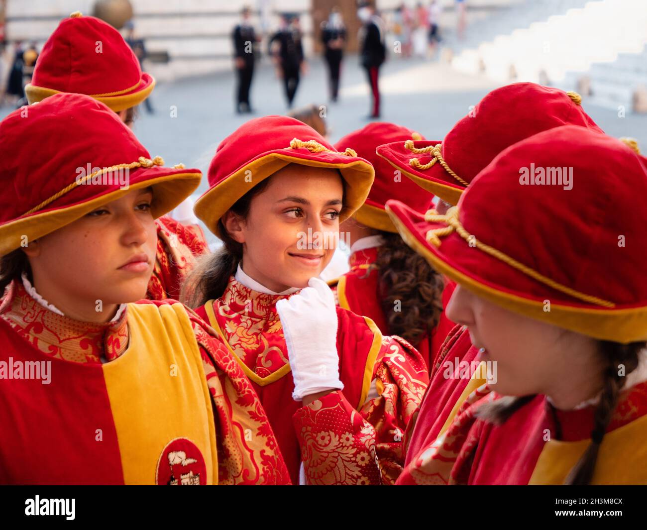 Siena, Toscana, Italia - Agosto 15 2021: Le ragazze della Chiocciola Contrada o la Sfilata alla Parata storica per il Palio in Costume medievale Foto Stock
