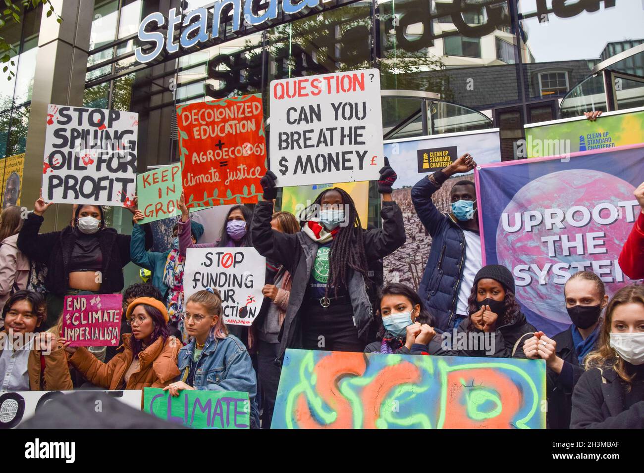 Londra, Regno Unito. 29 ottobre 2021. Gli attivisti si sono riuniti al di fuori dello Standard Chartered nella City di Londra per la protesta Defund Climate Chaos prima della COP26, chiedendo alla banca di terminare il finanziamento dei combustibili fossili. Foto Stock