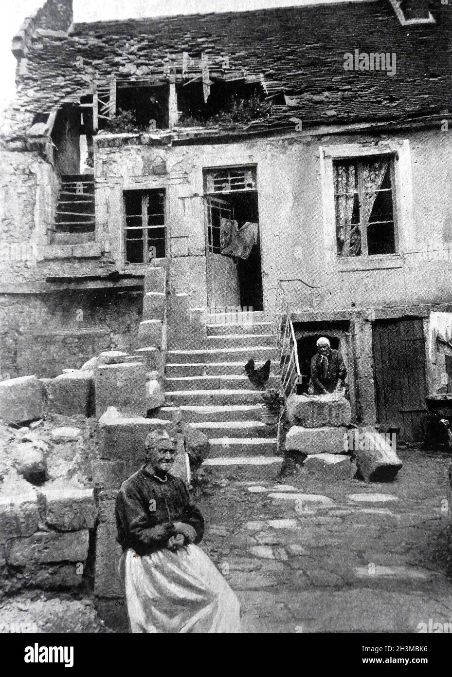 Una fotografia del giornale della prima Guerra Mondiale che mostra le donne francesi che vivono in una casa bombardata dalle forze tedesche. --- une photographie de journal de la Première Guerre mondiale Montrant des femmes Franais vivant dans une maison bombardée par les Forces allemandes. Foto Stock