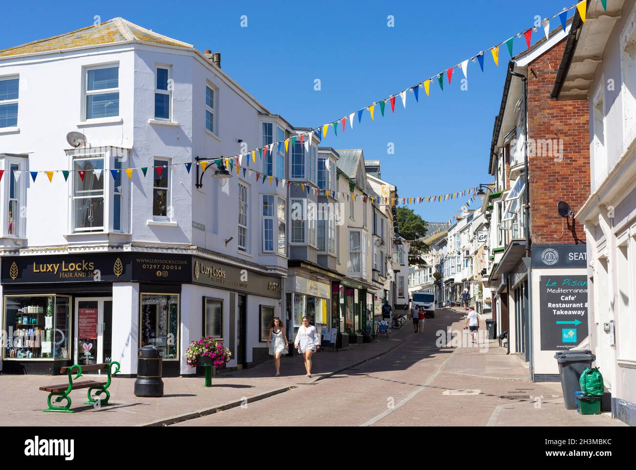 Seaton Devon Shops parrucchieri e altre aziende su Fore Street Seaton Devon Inghilterra GB Europe Foto Stock