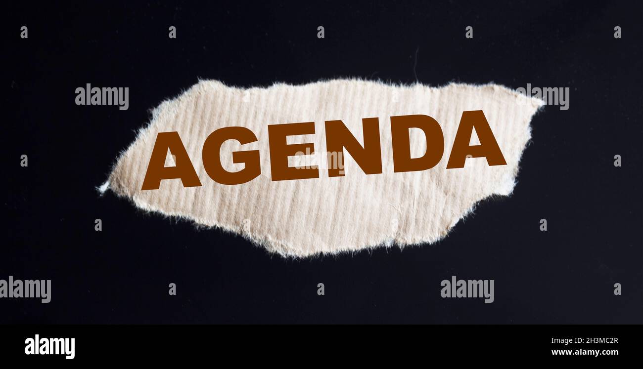 Il testo dell'agenda è stampato su un foglio di carta marrone e su sfondo nero Foto Stock