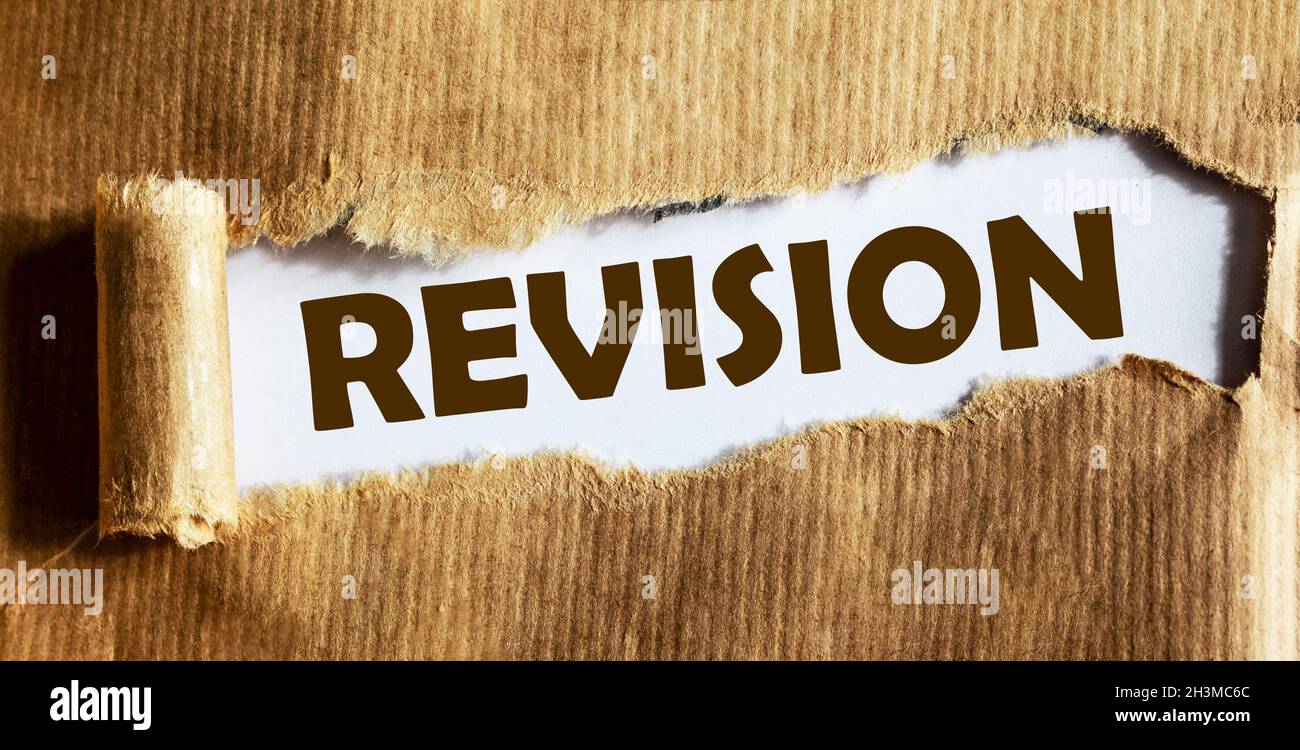 Il testo di revisione è scritto su carta marrone strappata Foto Stock