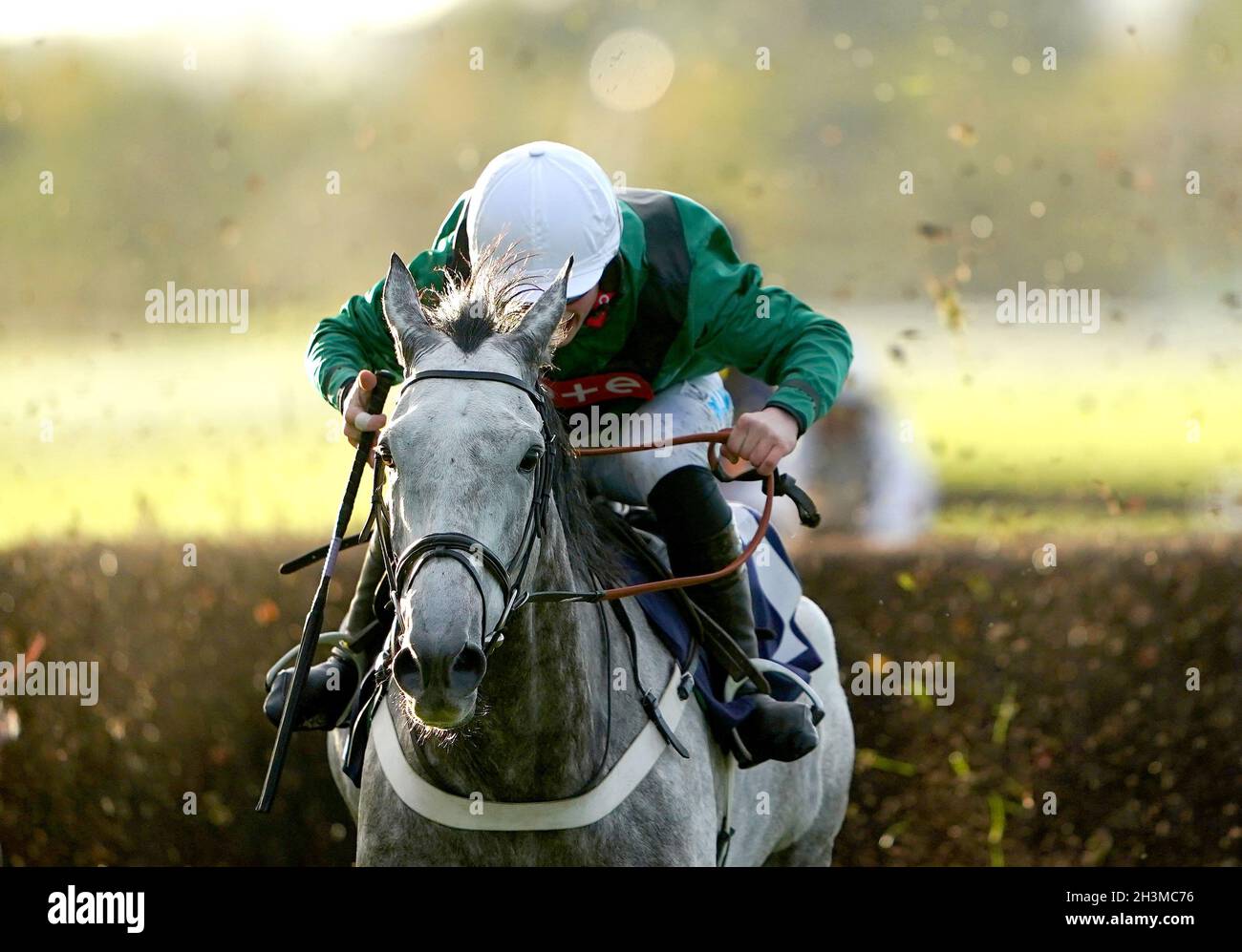 Numitor guidato dal jockey James Bowen sulla loro strada per vincere l'Extra ogni modo a bet365 handicap Chase all'ippodromo di Wetherby. Data foto: Venerdì 29 ottobre 2021. Foto Stock