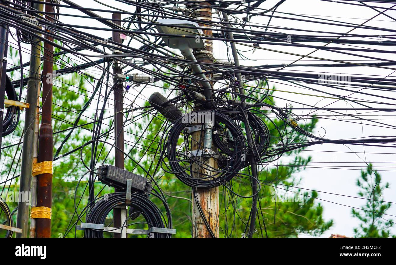I cavi elettrici con amplificatori comunitari sono vecchi, non gestiti a fuoco selettivo Foto Stock