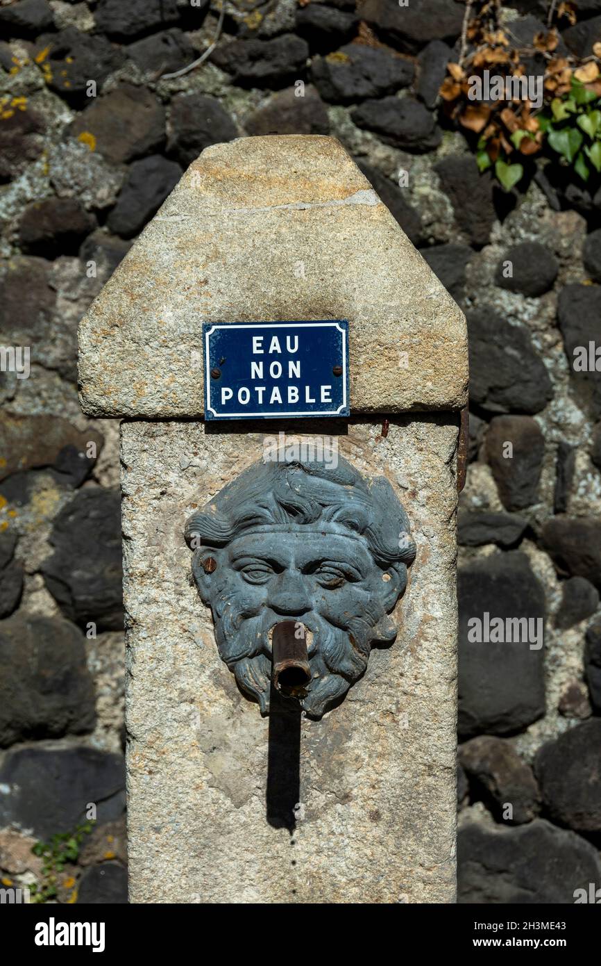 Rubinetto a Solignac sur Loire fontana con il segno 'Eau non Potable' che indica l'acqua non è potabile, Haute Loire, Auvergne Rhone Alpes, Francia Foto Stock