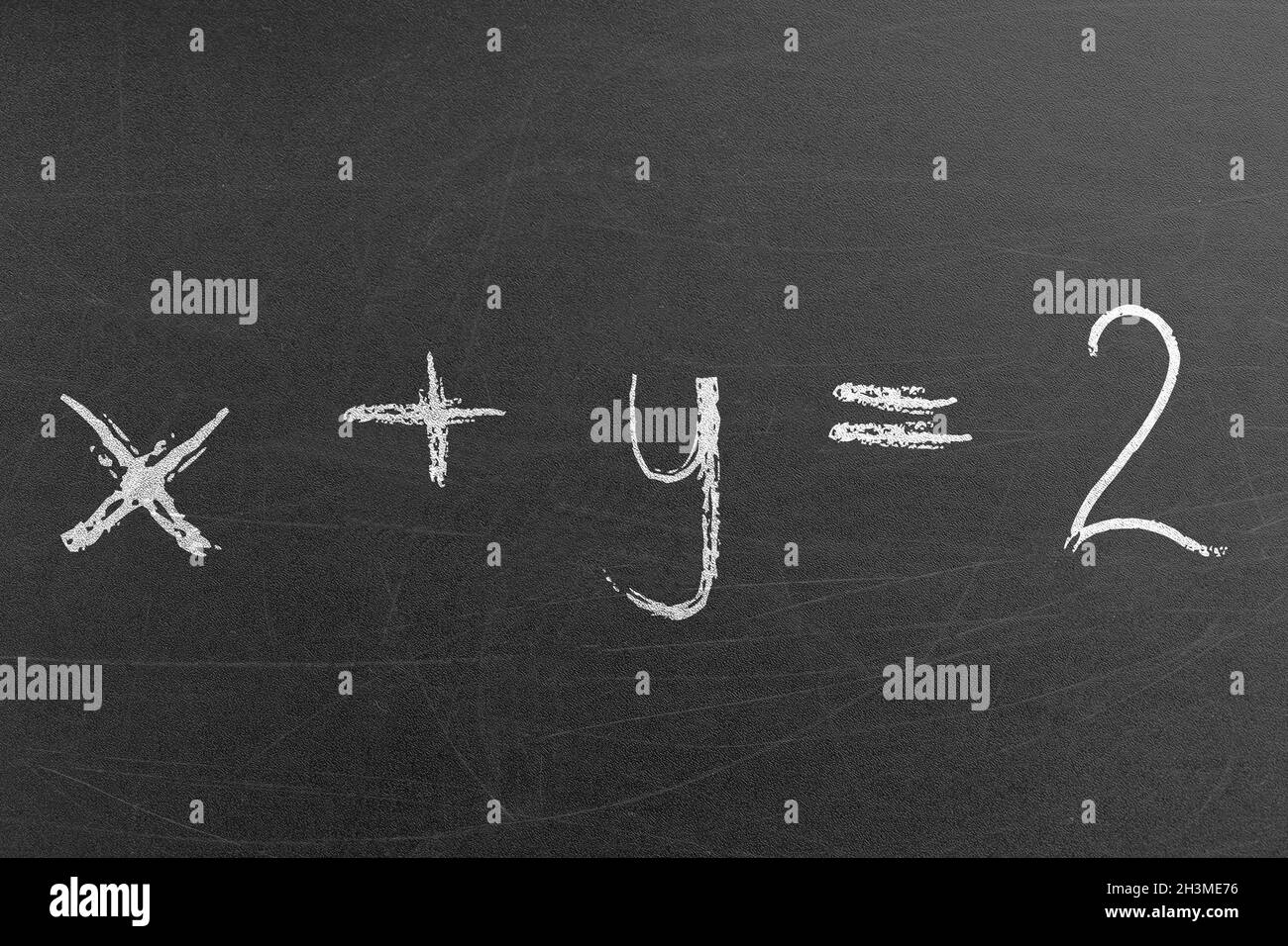 Formula matematica con due incognite equazione x e y a 2. Concetti e background di istruzione e insegnamento Foto Stock
