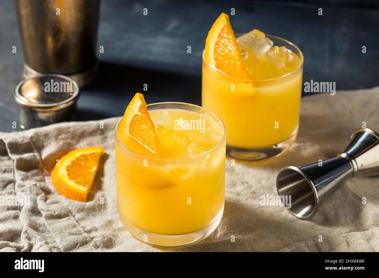 Boozy Vodka Ottone cocktail scimmia con succo d'arancia Foto Stock