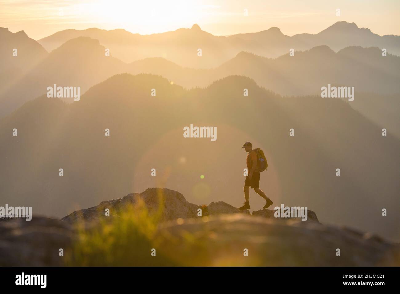 Vista laterale di escursionista a piedi su cresta rocciosa alpina, Vancouver B.C. Foto Stock
