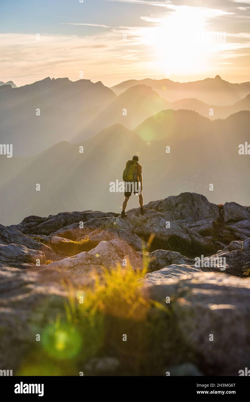 Vista posteriore di escursionista sulla tranquilla cresta di montagna, Vancouver B.C. Foto Stock