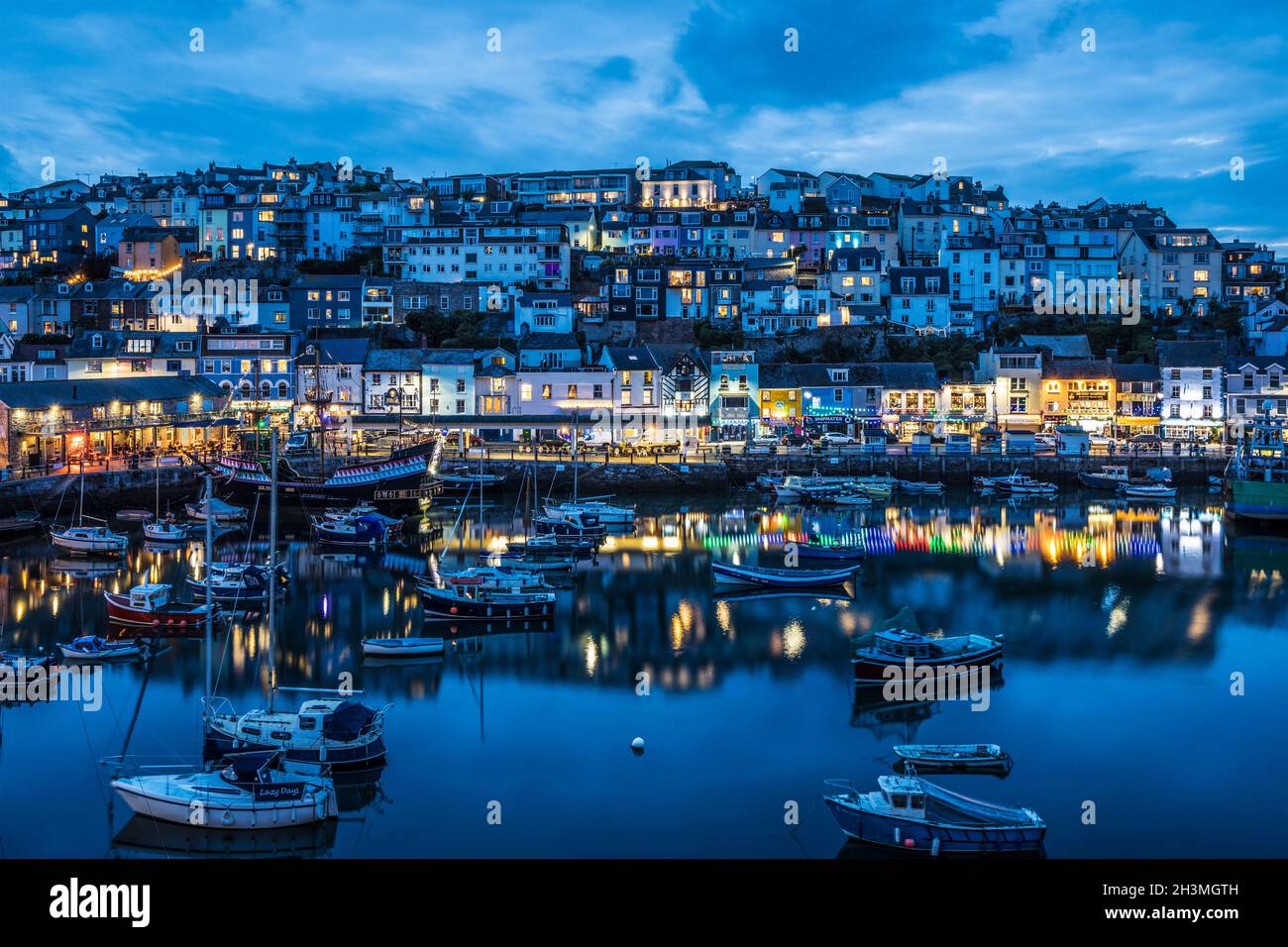 Brixham città e porto al crepuscolo. Foto Stock