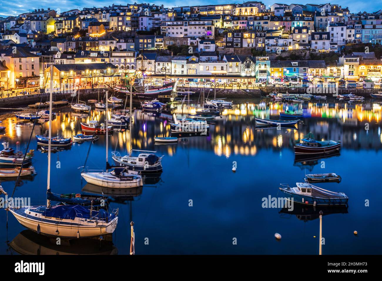 Brixham città e porto al crepuscolo. Foto Stock