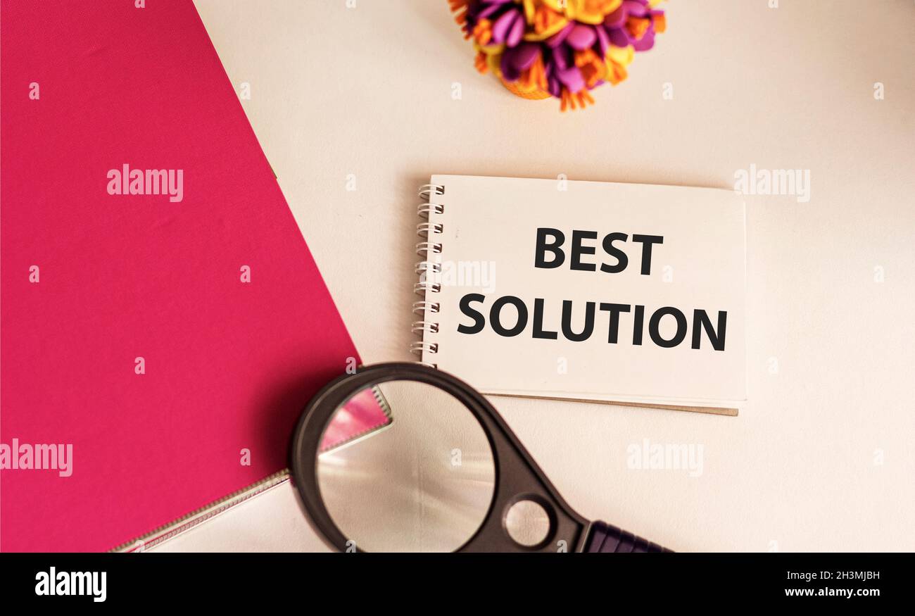 Testo soluzione ottimale in blocco note con strumenti per ufficio, cartella documenti. Foto Stock