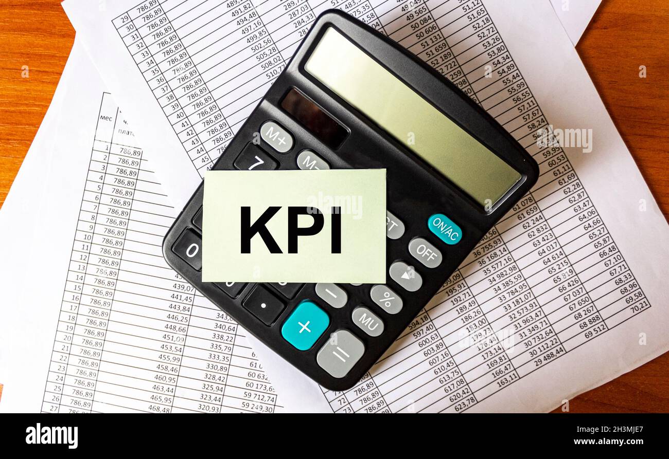 KPI Abbreviazione Key Performance Indicator Desktop con rendiconto finanziario e calcolatrice Foto Stock