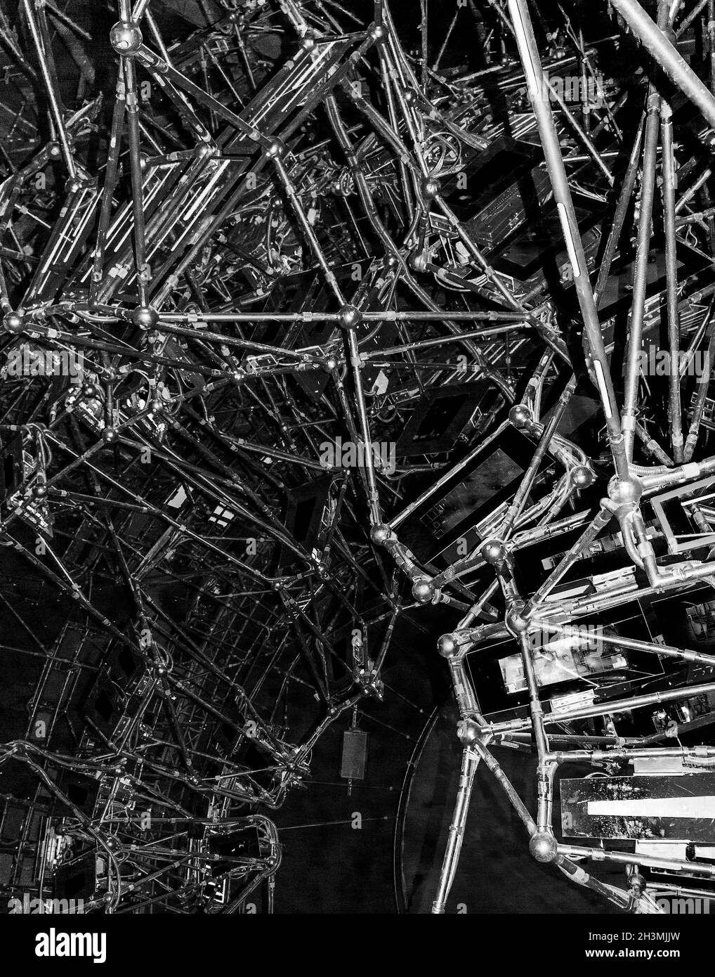 Colpo bianco e nero di un'installazione futuristica astratta Foto Stock