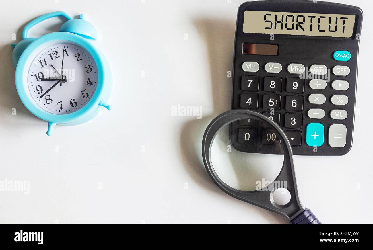 Parola di scelta rapida scritta sul display di una calcolatrice e su sfondo bianco, Foto Stock