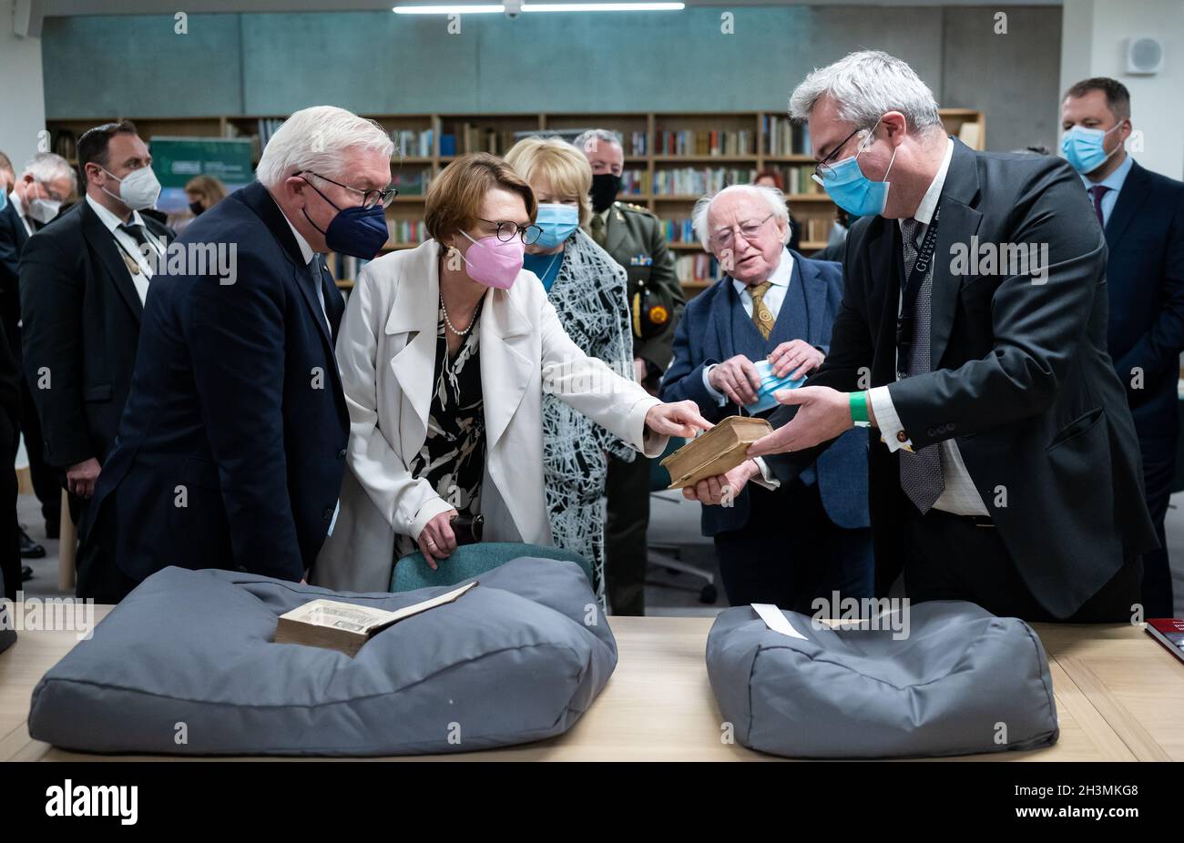 Limerick, Irlanda. 29 ottobre 2021. Il presidente federale Frank-Walter Steinmeier (l) e sua moglie Elke Büdenbender (2° da sinistra) visitano l'Università di Limerick insieme a Michael D. Higgins (2° da destra), presidente d'Irlanda, E sua moglie Sabina Higgins (al centro) e sono esposti oggetti speciali dalla biblioteca di Ken Bergin (r), Capo Collezioni speciali e Archivi. Il Presidente Steinmeier e sua moglie sono in visita di Stato di tre giorni in Irlanda. Credit: Bernd von Jutrczenka/dpa/Alamy Live News Foto Stock