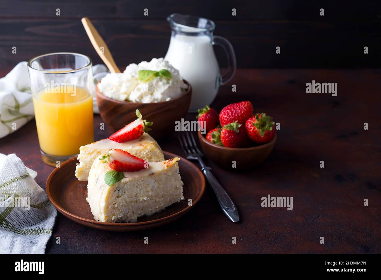 Tavolo per la colazione con ingredienti sani e gustosi. Foto Stock