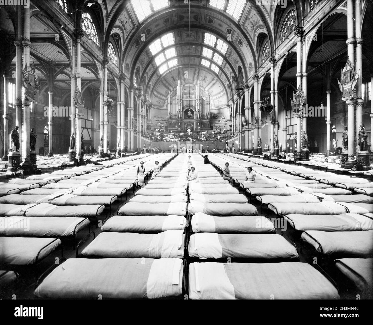 Foto d'epoca di Alexandra Palace nel 1914/5, con letti disposti per i rifugiati della prima guerra mondiale provenienti dal Belgio e dai Paesi Bassi. Nel 1915 divenne un campo di internamento per 3,000 “stranieri nemici” tedeschi, austriaci e ungheresi. Foto Stock