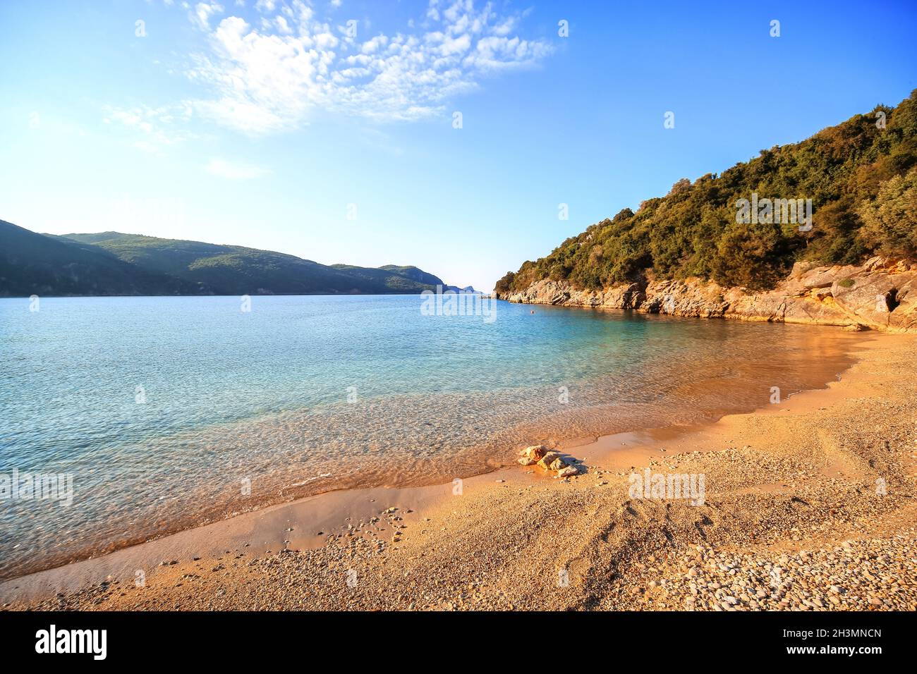 Vista primaverile sulla spiaggia vicino a Parga, Grecia Foto Stock