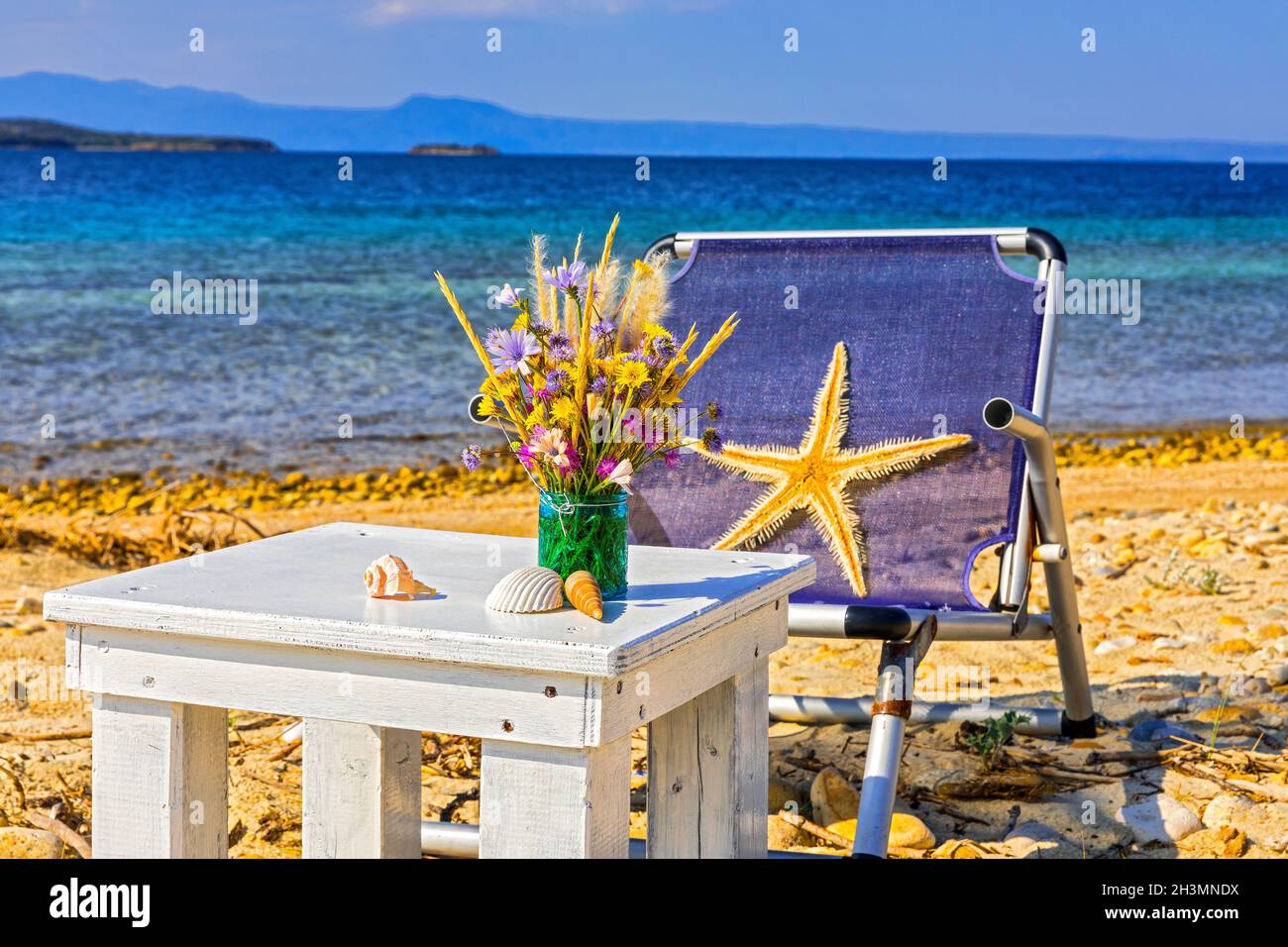 Bouquet di fiori e seestern sulla spiaggia Foto Stock