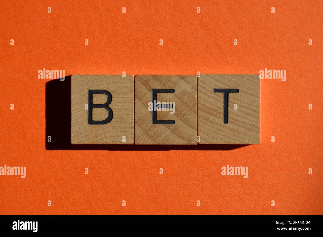 Scommessa, parola in lettere di legno lettera isolata su sfondo arancione. Generazione Z slang, termine per l'accordo o l'approvazione Foto Stock