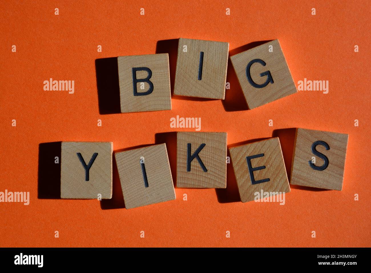 Big Yikes, parole in alfabeto di legno isolato su sfondo arancione. Generazione Z slang per qualcosa di veramente imbarazzante, inquietante, scioccante Foto Stock