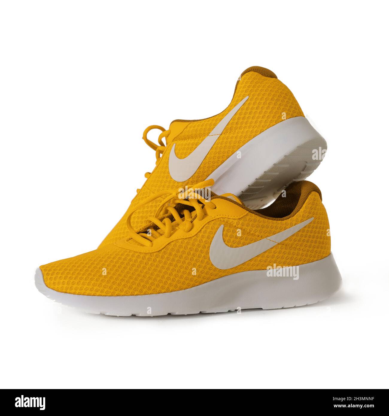 Sneakers gialle del marchio Nike. Sport unisex modello per running. Scarpe su sfondo bianco. Concetto di stile di vita. Maggio, 2019. Kiev, Regno Unito Foto Stock
