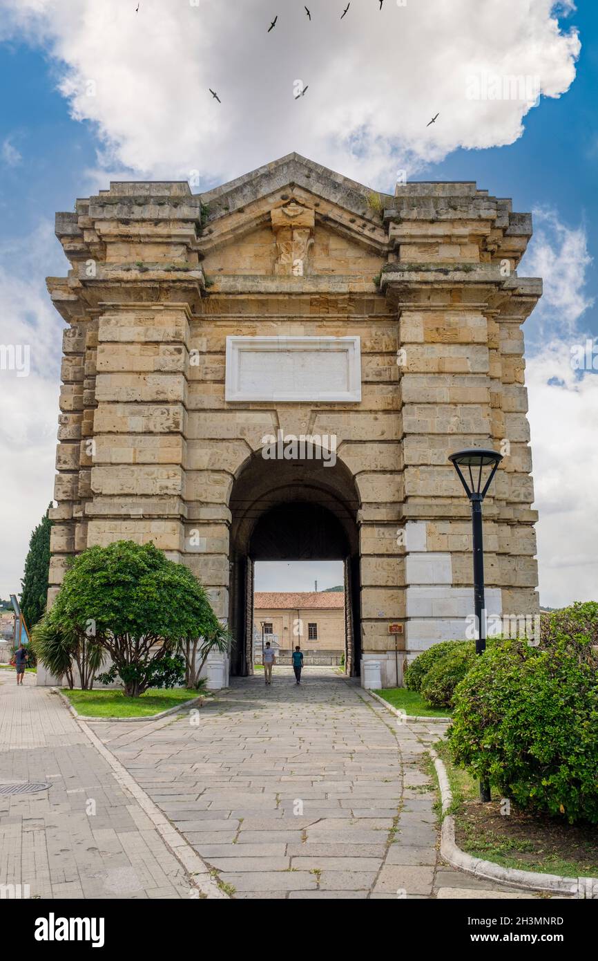 Porta Pia, antica porta della città di Ancona vicino al porto. Marche, Italia Foto Stock