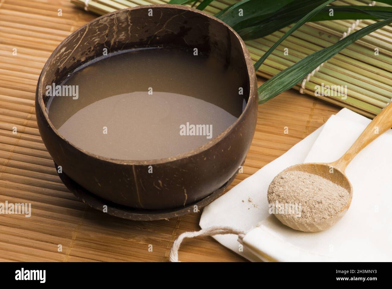 Bevanda di kava fatta dalle radici della pianta di kava mescolata con acqua Foto Stock