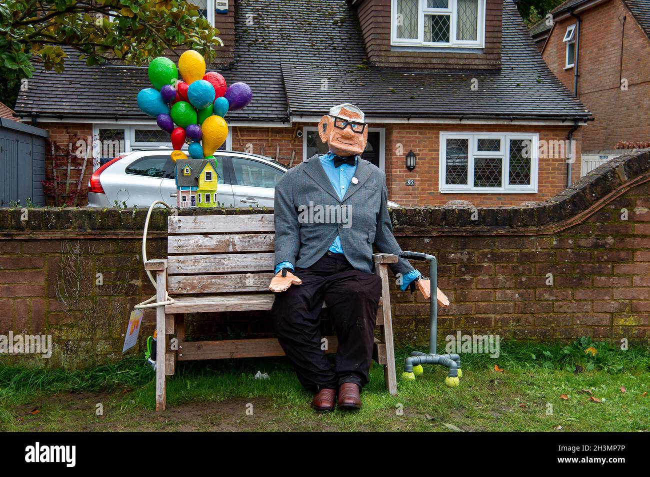 Marlow Bottom, Buckinghamshire, Regno Unito. 29 ottobre 2021. Oggi c'era molto da vedere a Marlow Bottom mentre le strane voci del Marlow Bottom Annual Scarecrow Festival organizzato da Friends of Burford stavano causando molti sorrisi e risate. I fondi raccolti dall'evento saranno destinati alla Buford School locale. Credit: Maureen McLean/Alamy Live News Foto Stock