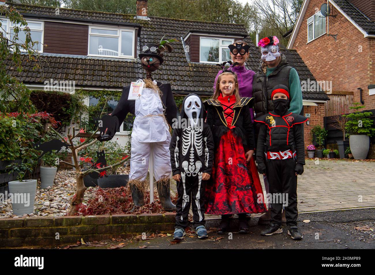 Marlow Bottom, Buckinghamshire, Regno Unito. 29 ottobre 2021. Matthew, Scarlett, Ronnie e Mums Monica e Sandra godendo dopo il festival. Oggi c'era molto da vedere a Marlow Bottom mentre le strane voci del Marlow Bottom Annual Scarecrow Festival organizzato da Friends of Burford stavano causando molti sorrisi e risate. I fondi raccolti dall'evento saranno destinati alla Buford School locale. Credit: Maureen McLean/Alamy Live News Foto Stock