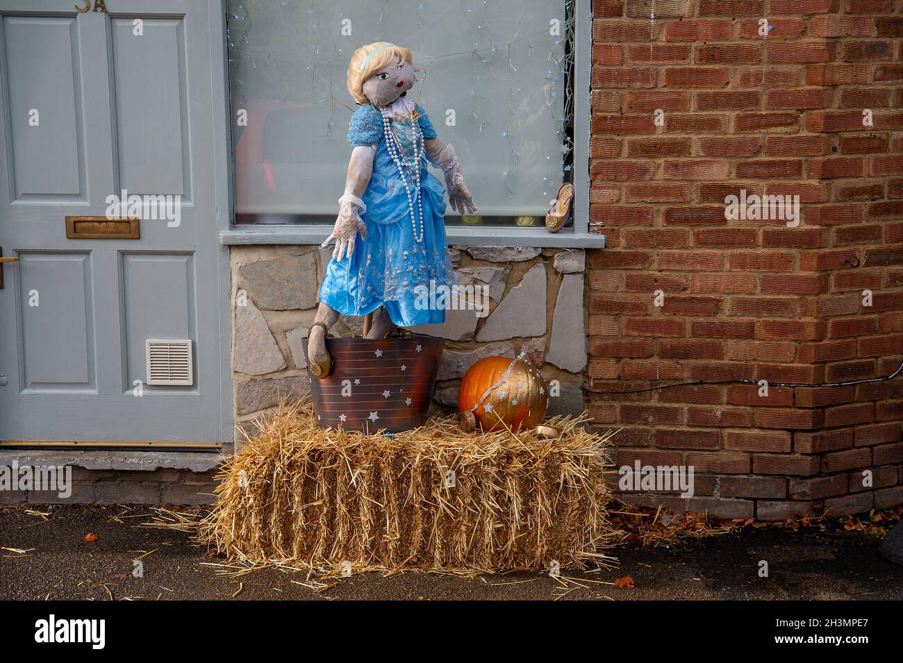 Marlow Bottom, Buckinghamshire, Regno Unito. 29 ottobre 2021. Oggi c'era molto da vedere a Marlow Bottom mentre le strane voci del Marlow Bottom Annual Scarecrow Festival organizzato da Friends of Burford stavano causando molti sorrisi e risate. I fondi raccolti dall'evento saranno destinati alla Buford School locale. Credit: Maureen McLean/Alamy Live News Foto Stock