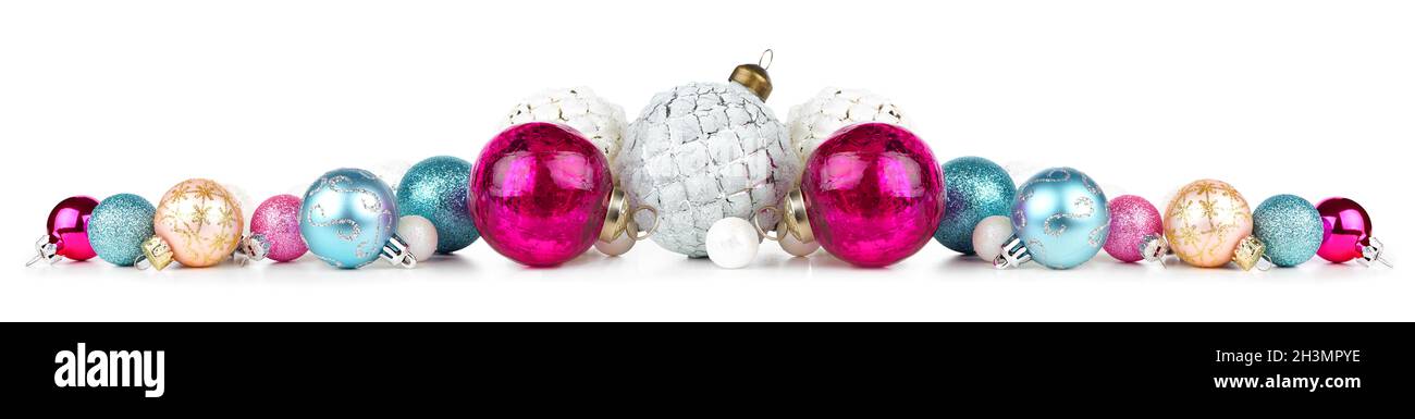 Bordo di Natale di ornamenti blu, rosa e bianco. Vista laterale isolata su sfondo bianco. Foto Stock