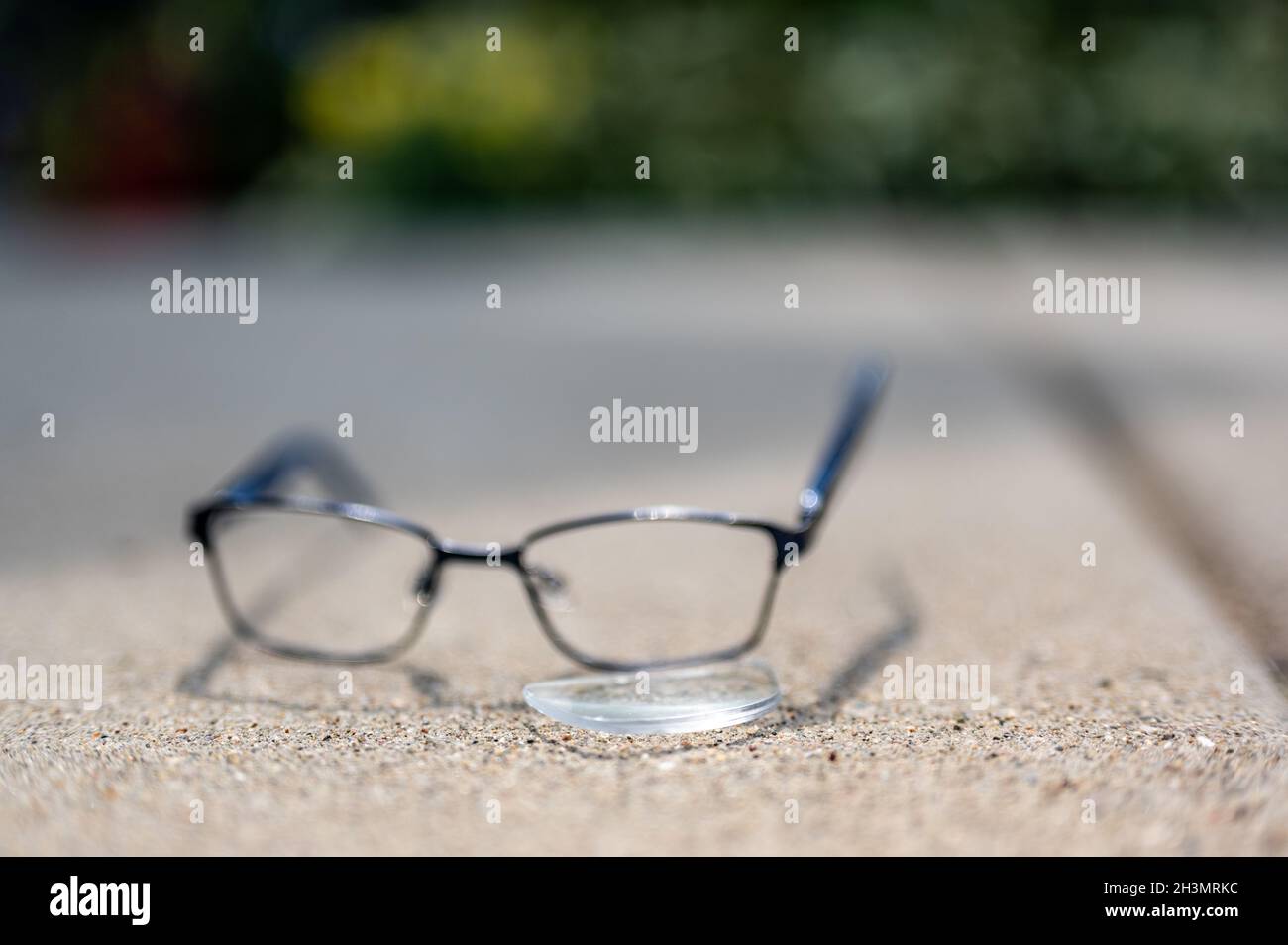Messa a fuoco selettiva su occhiali danneggiati con lente graffiata Foto  stock - Alamy