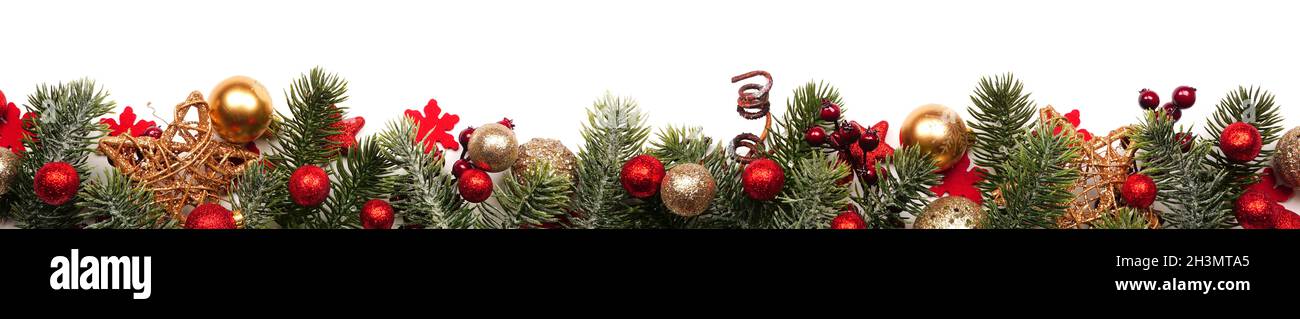 Lungo banner natalizio di ornamenti rossi e dorati e rami isolati su sfondo bianco Foto Stock