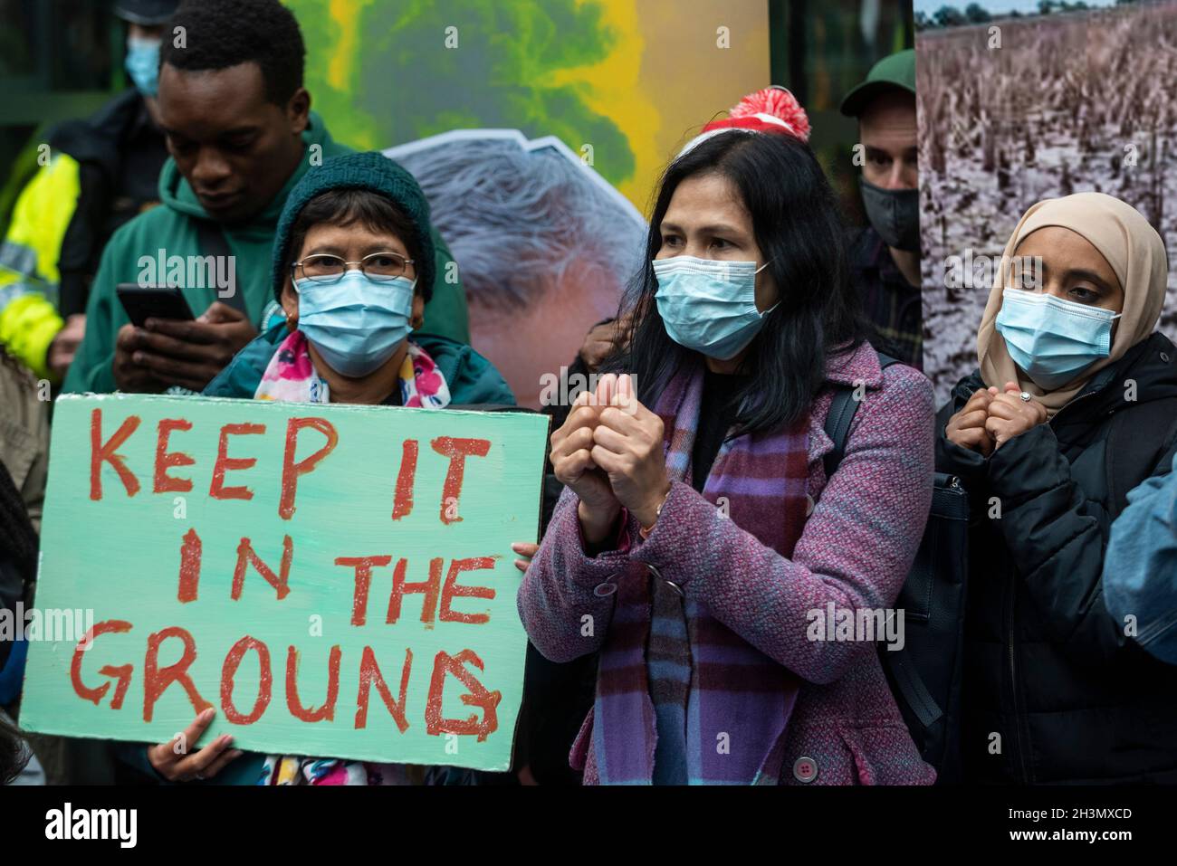 Londra, Regno Unito. 29 ottobre 2021. Gli attivisti climatici giovanili protestano al di fuori dello Standard Chartered nella City di Londra per chiedere la fine dei finanziamenti per i combustibili fossili. Secondo le informazioni, la banca ha finanziato 31,4 miliardi di dollari USA per il settore dei combustibili fossili da quando è stato firmato l’accordo di Parigi. La protesta fa parte della campagna "Wider Defund Climate Chaos" e si svolge a Glasgow in occasione della Conferenza delle parti sui cambiamenti climatici delle Nazioni Unite (COP26). Credit: Stephen Chung / Alamy Live News Foto Stock