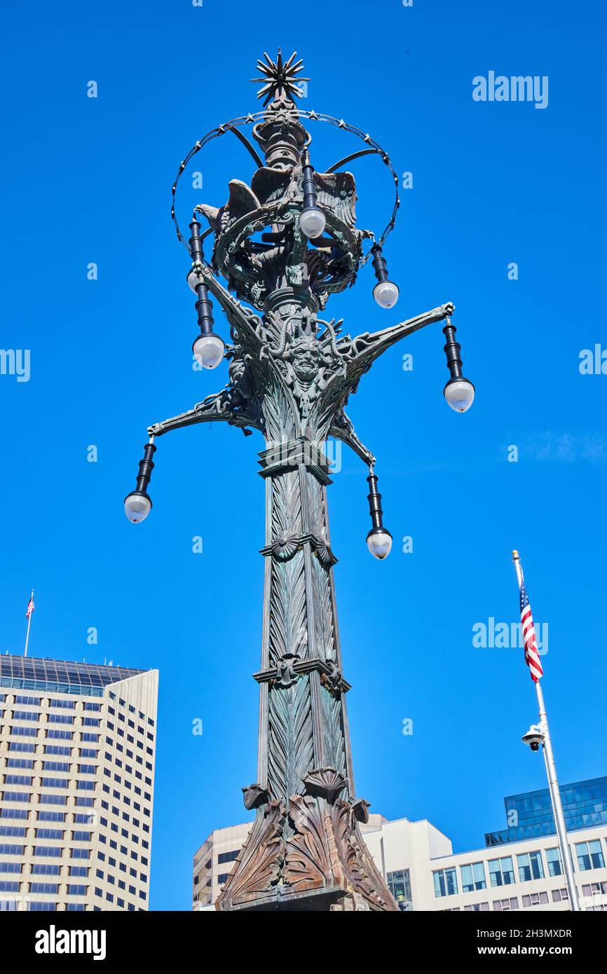 Soldati e marinai Monumento design di lampade contro il cielo blu Foto Stock