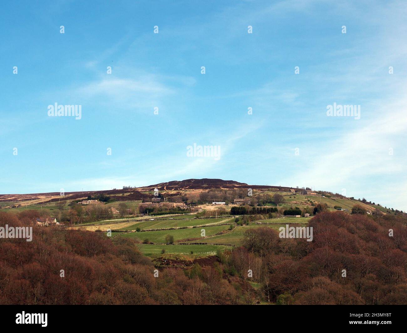 Vista panoramica del Moor di midgley a calderdale West yorkshire con villaggio circostante e fattorie dietro la valle di calder Foto Stock