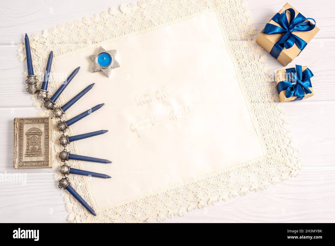 Hanukkah sfondo con Hanukkah menorah, Torah e confezione regalo Foto Stock