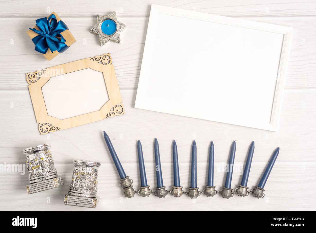 Hanukkah menorah e oggetti per il mockup template design. Superficie piana Foto Stock