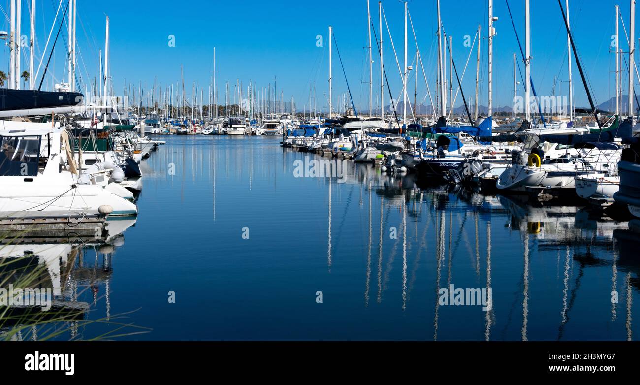 Le navi e le barche al molo si riflettono nell'acqua nel porto di Channel Islands, Oxnard, California USA Foto Stock