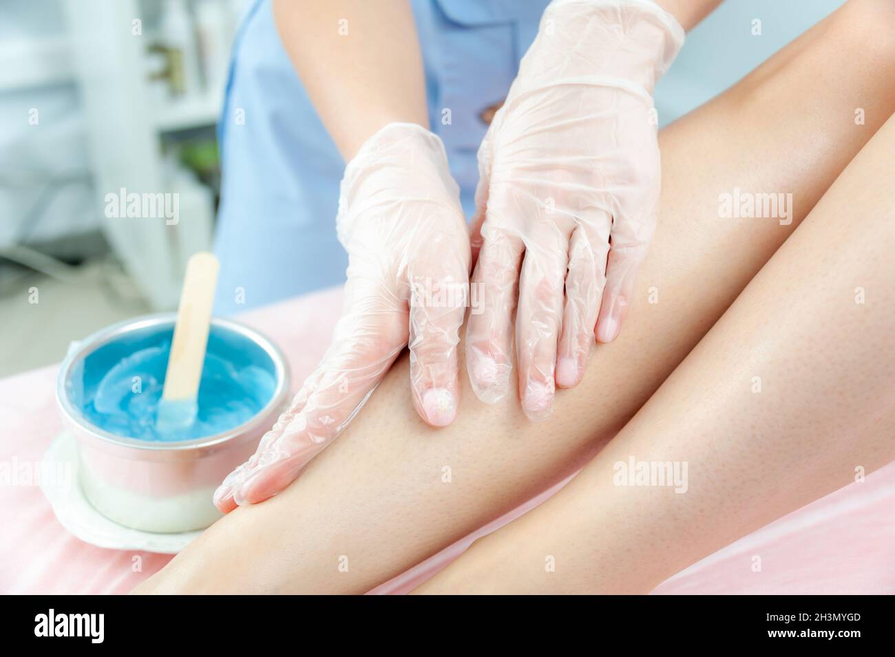 Depilazione dello zucchero e della ceretta dei piedi nel salone di  bellezza. Eliminare i capelli sulle gambe. Zuccheraggio. Maestro  cosmetologo rimozione ha Foto stock - Alamy