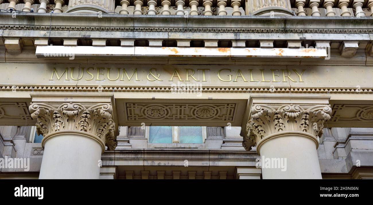 Museum & Art Gallery il segno sopra ornate colonne in pietra intagliata sul Museum of Arts, Birmingham, Regno Unito Foto Stock